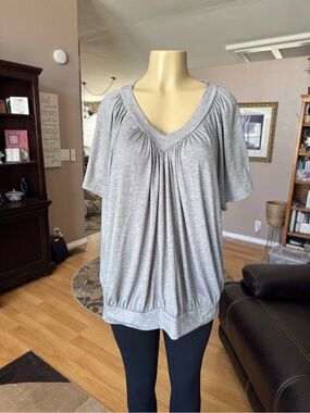 Boutique gray short sleeve V-neck top-size XL